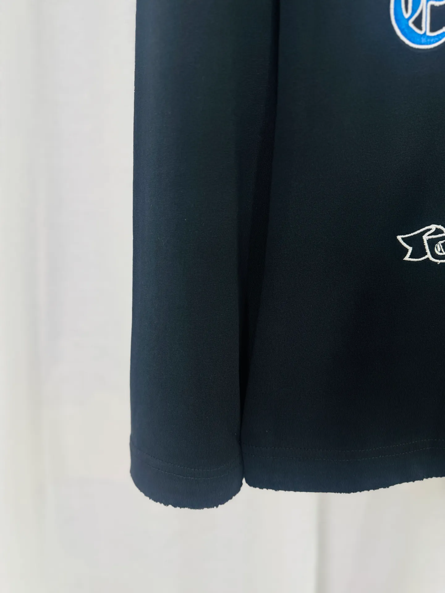 P250 ch high version Chrome Hearts 2025 new autumn and winter cross patch washed spray horse slip long-sleeved T-shirt, fabric: 26 double yarns, 320 grams weight, patch embroidery, heavy wash Printing process: patch embroidery, intercolor spray horse slip process Color: black Size: S M L XL Style number: 5183